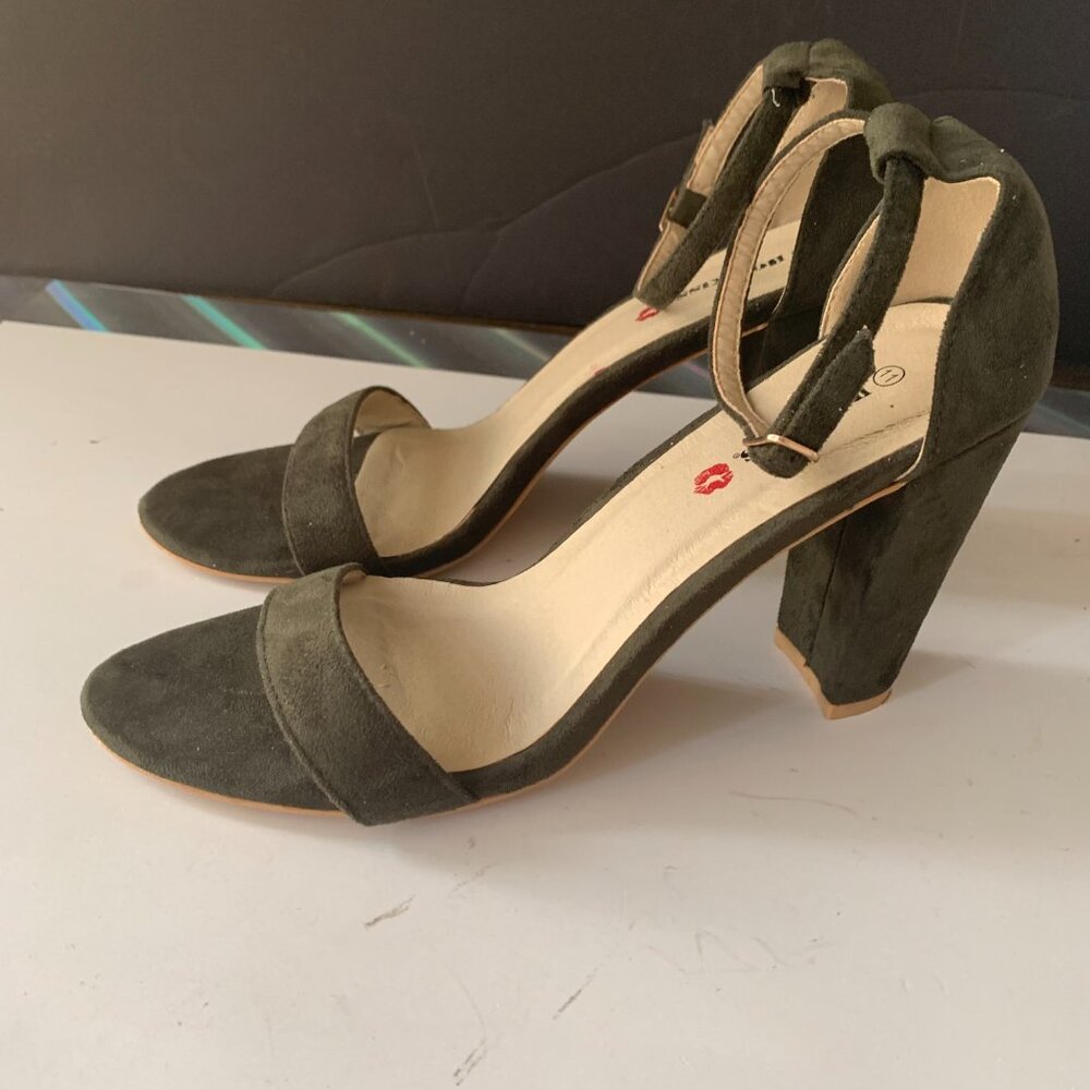 HOT KISS GREEN SHOES SIZE 11 ALL MAN MADE FAUX SUEDE HEELS 4"